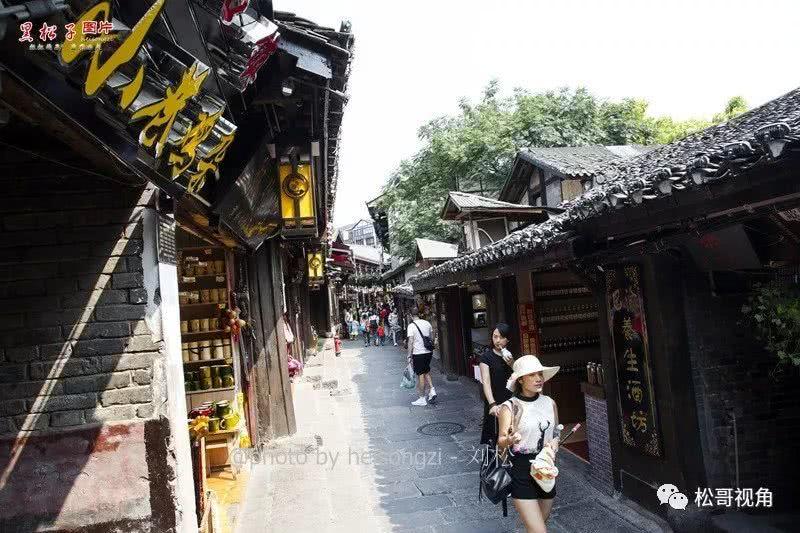 逃离废弃高校